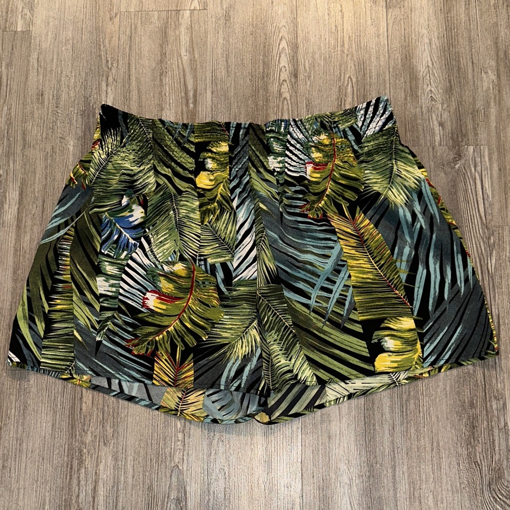 Tropical Leaf Print Women’s Shorts - Black & Green